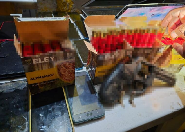 Se incautó también un arma de fuego.