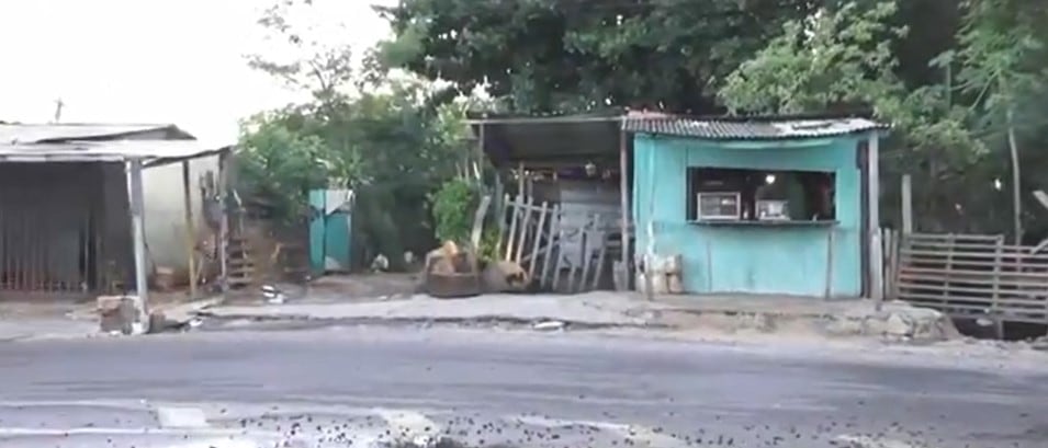 Los pobladores piden que las autoridades tomen medidas para evitar la proliferación de construcciones irregulares en zona de la vía ferrea. Foto: captura de video