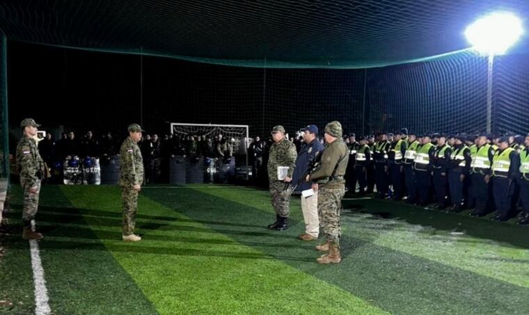 Los efectivos reunidos antes de ingresar a la cárcel.