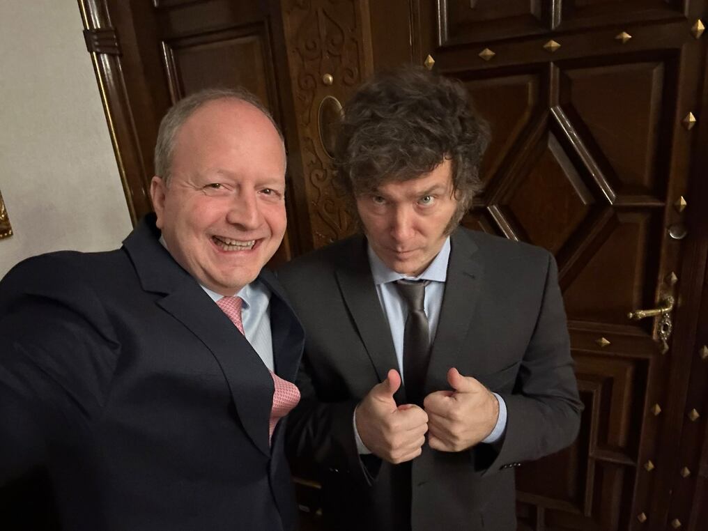 Carlos Fernández Valdovinos, ministro de Economía, junto al presidente argentino, Javier Milei. Foto: @cgfernandezv