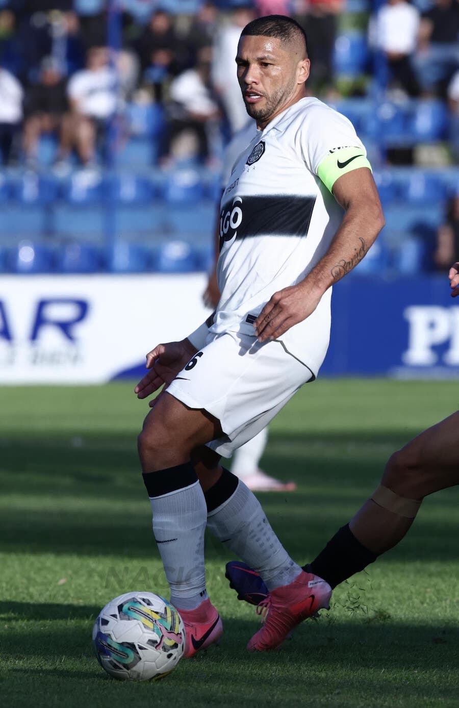El capitán en cancha. Richard
Ortiz recuperó su nivel y es
pieza clave en Olimpia por
su experiencia y jerarquía.FOTO: EDUARDO VELÁZQUEZ