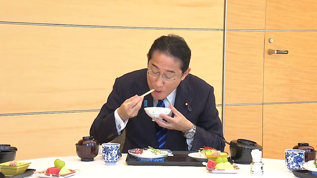 Las autoridades de Japón buscan revertir los temores por el vertido al mar de aguas residuales de la central nuclear. Foto: @JPN_PMO