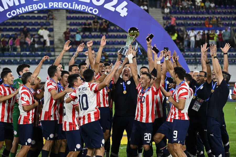 Alegría rebosante de la selección Sub-23 de Paraguay tras su consagración en el Preolímpico, con ese mismo espíritu irá a los JJ.OO de París.FOTO: @APF