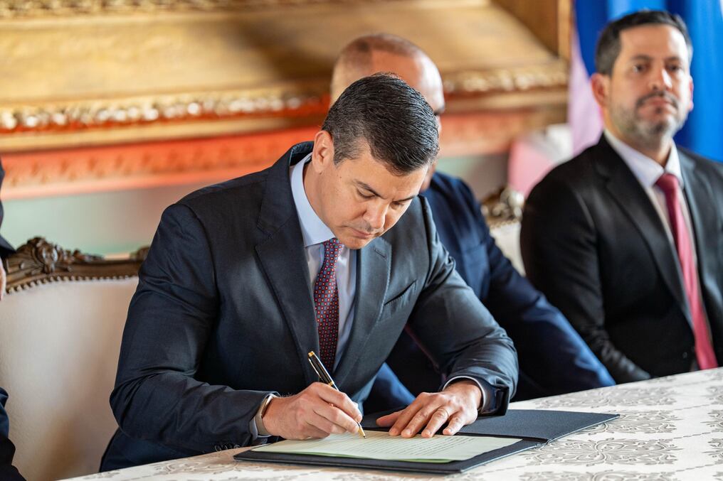 El presidente Santiago Peña firmó el decreto que crea que el Sistema Nacional de Pagos. Foto: Gentileza