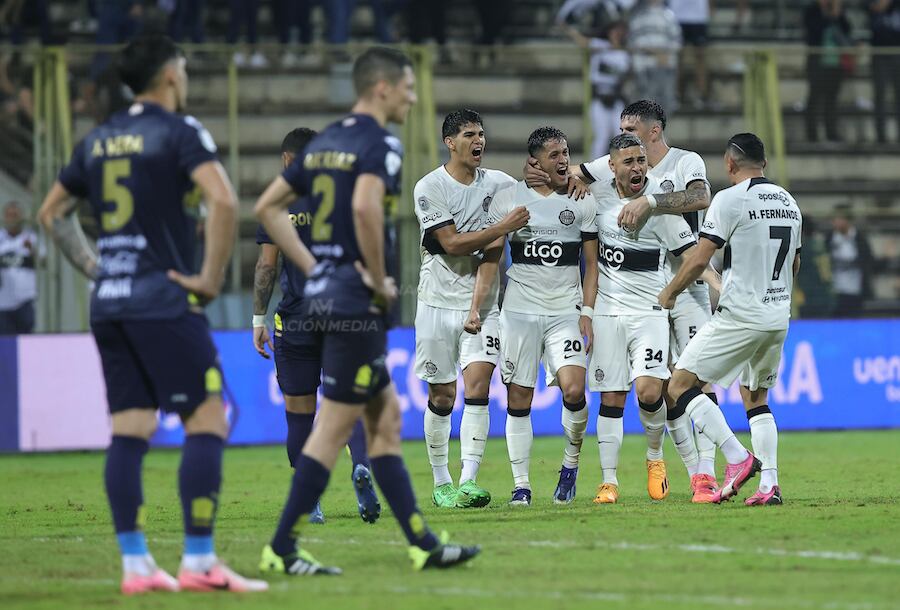 Alex Franco recibe las felicitaciones de sus compañeros tras el golazo que convirtió y que aseguró la victoria de Olimpia sobre Trinidense. Foto: Eduardo Velázquez