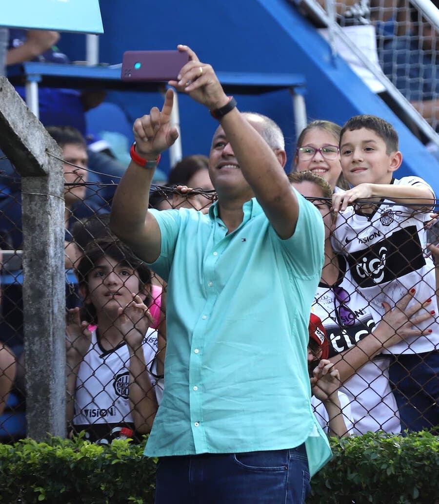 Francisco Arce se entrega a los chicos franjeados, sacando un selfi.FOTO: ARCHIVO