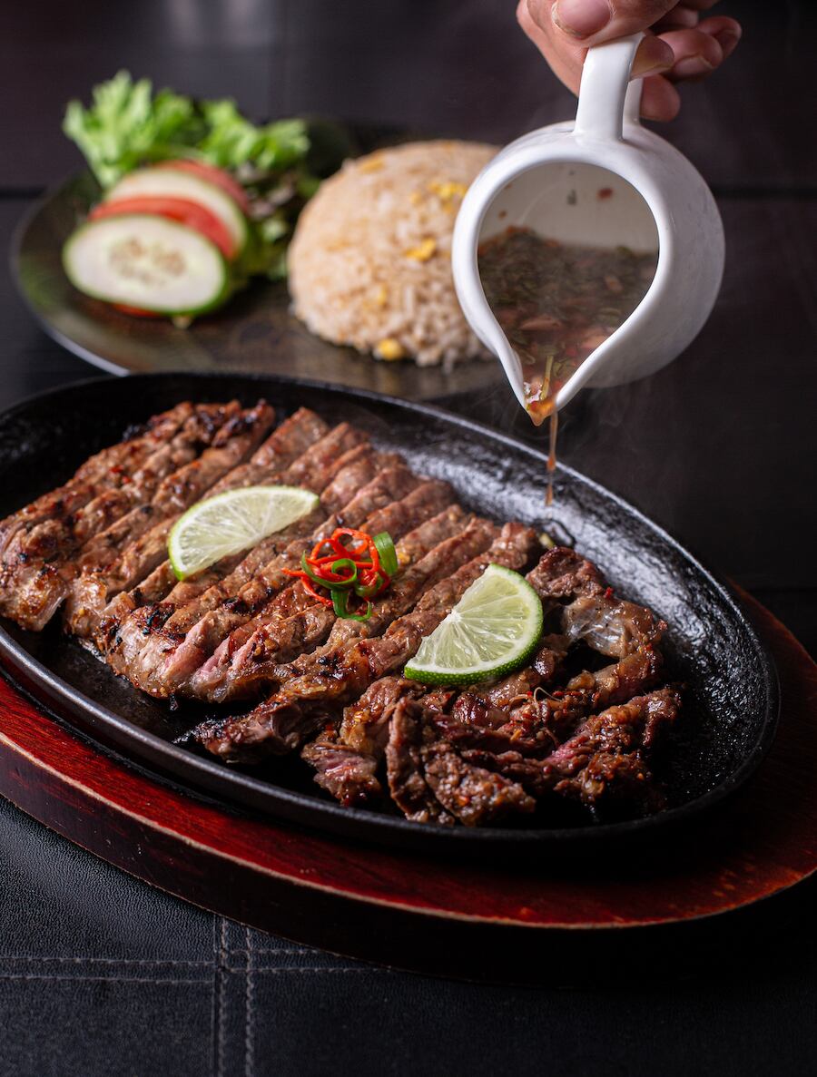 Uno de los platillos ícono de la casa recibe el nombre de lágrimas del tigre. Es un ojo de bife marinado con hierbas y especias, acompañado de arroz frito. “Es tan rico que la leyenda dice que le hace lagrimear al tigre”, destaca Frédéric Hachnel