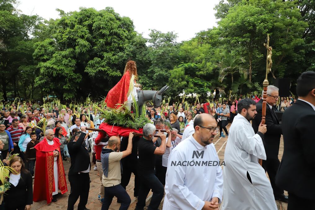 Numerosos fieles acompañan la procesión en Capiatá. Foto: Néstor Soto