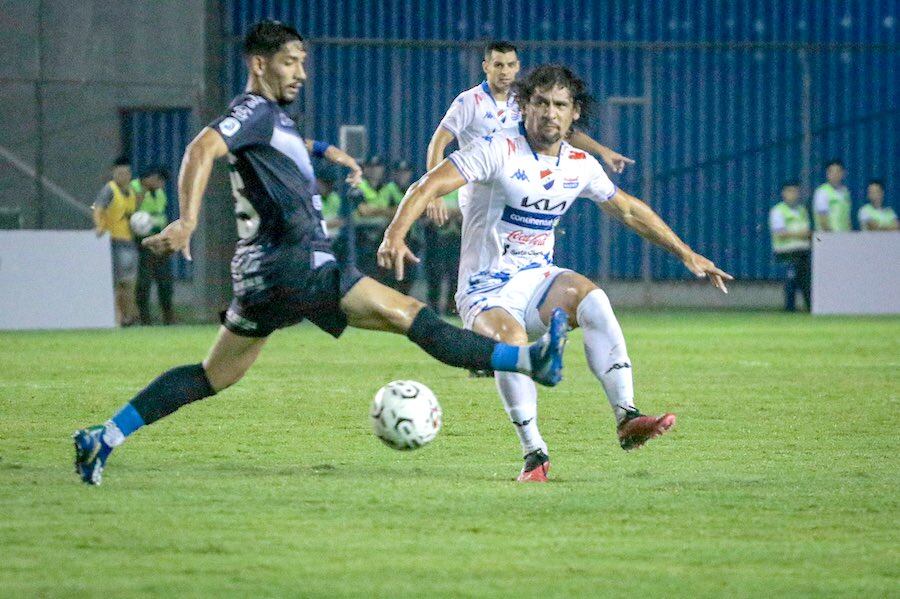 El tricolor Blas Cáceres dispara un misil ante la oposición de Aldo Maíz de Ameliano, en el empate de anoche.FOTO: @COPA DE PRIMERA APF