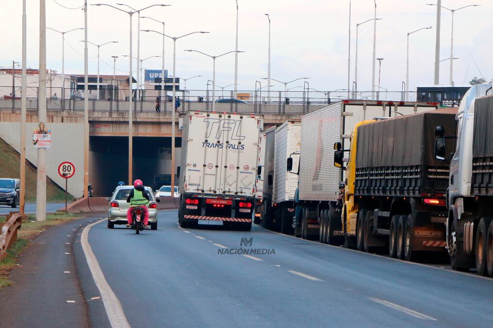 Los camiones estacionados durante el día, entre el km 10 y el microcentro de la Ruta PY02 es lo que pretenden evitar los gremios de comercio y de transportes, al igual que autoridades locales y de la gobernación, porque consideran un peligro. Foto: Gustavo Galeano