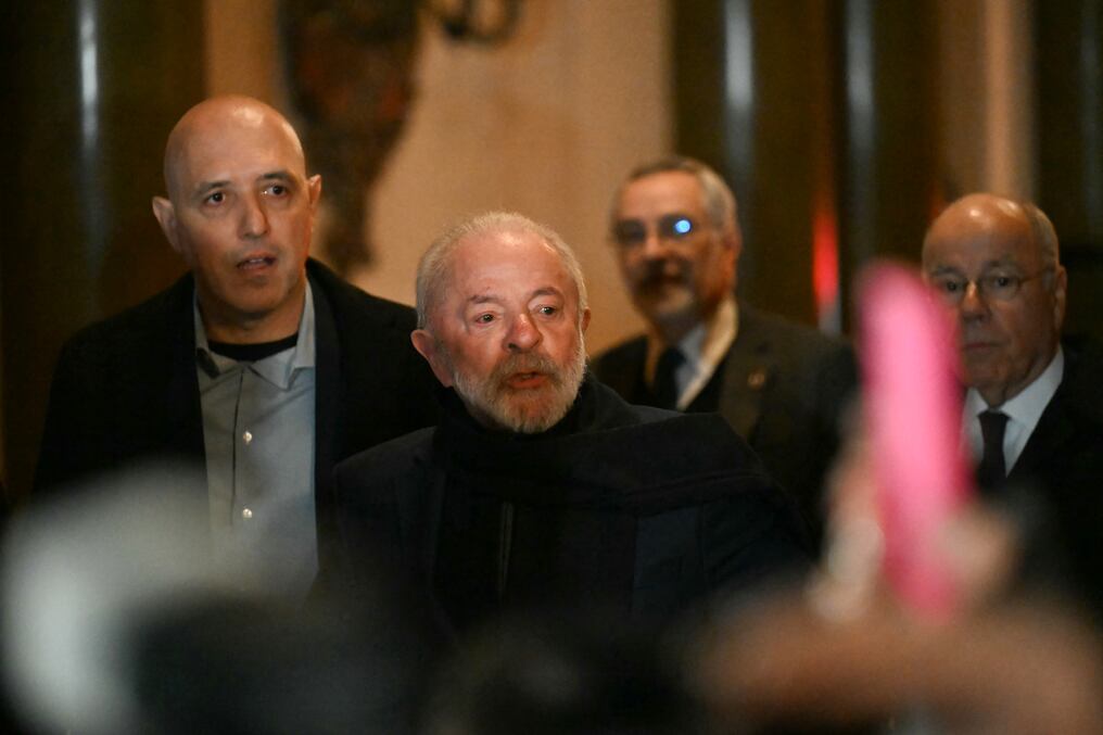 El presidente de Brasil, Luiz Inácio Lula da Silva (centro), llega a la embajada de Brasil en Buenos Aires. Foto: Luis Robayo/AFP