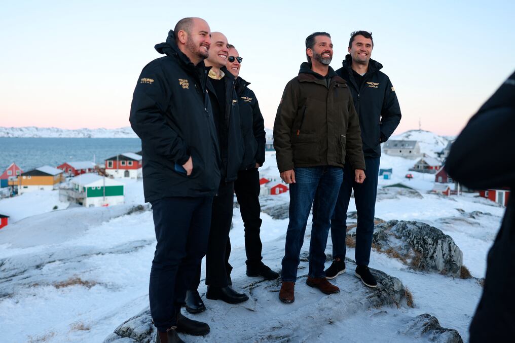 Donald Trump Jr. (segundo por la derecha) posa después de llegar a Nuuk, Groenlandia, el 7 de enero de 2025. Foto: Emil Stach/Ritzau Scanpix/AFP