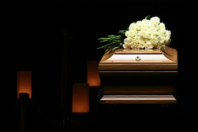 El féretro de Armani. (Foto by Stefano RELLANDINI / AFP)