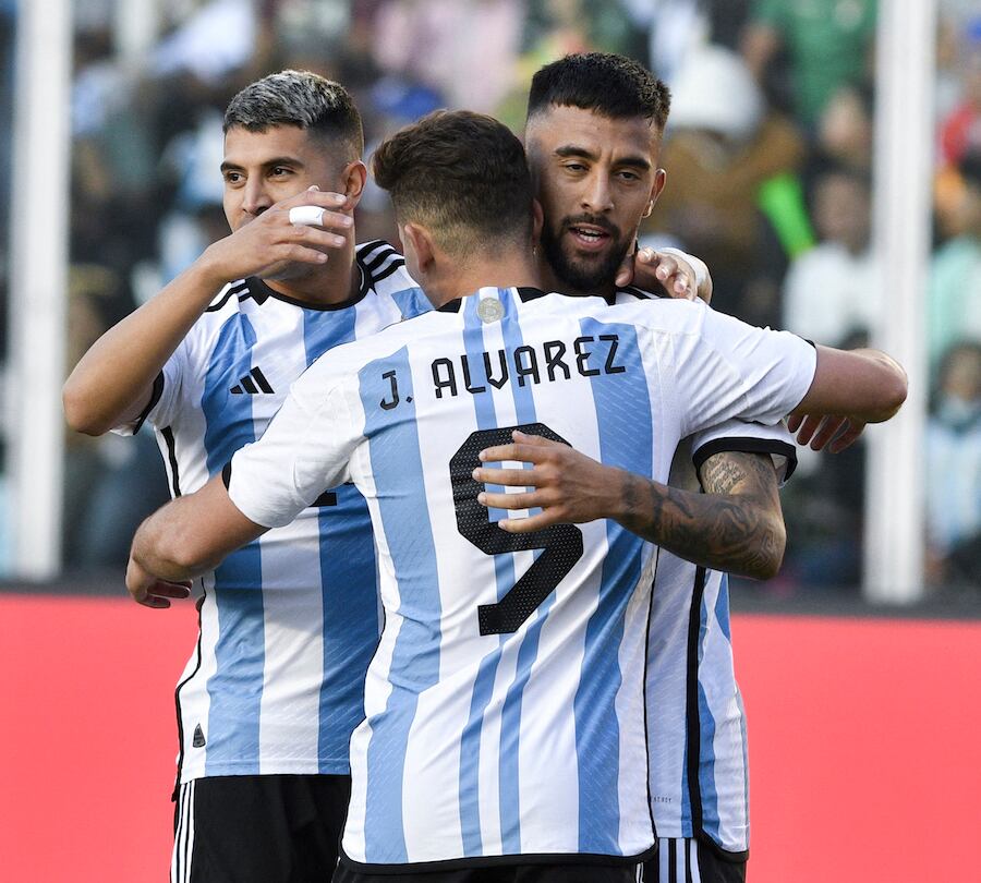 El festejo de Nicol González con Julián Álvarez y Exequiel Palacios. Fue tras el tercer gol argentino, que goleó 3-0 a Bolivia en La Paz.FOTO:AFP