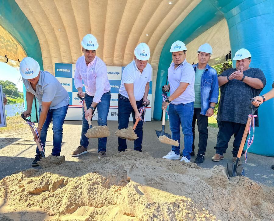 La palada inicial para el comienzo de las obras que buscarán mejorar el abastecimiento del agua potable en Nanawa, y con lo que se beneficiará a unas 15.000 personas. Foto: Gentileza