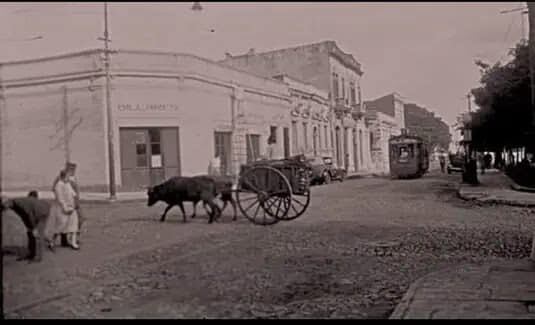 Las carretas y los transvías fueron los primeros medios de transporte a principios del Siglo XX. Publicado por Hugo Delvalle en el grupo del Facebook: Fotos Antiguas e Historia del Paraguay. 