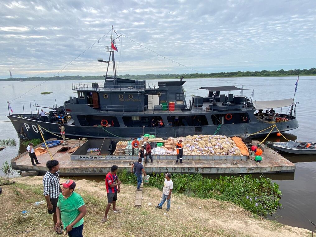 El buque P01 "Cap. Cabral" está llegando a su destino, Bahía Negra, tras ocho días de travesía por el río Paraguay, llevando asistencia humanitaria del Estado a poblaciones chaqueñas. Foto: Gentileza