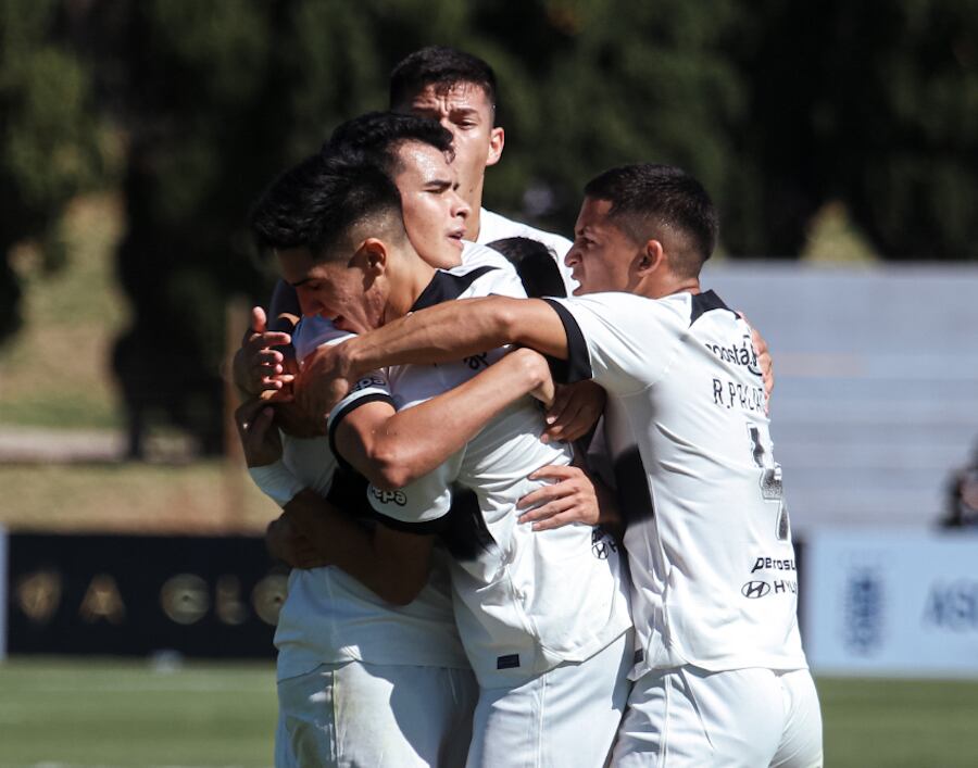 Los juveniles franjeados festejan la victoria.FOTO: @CLUB OLIMPIA