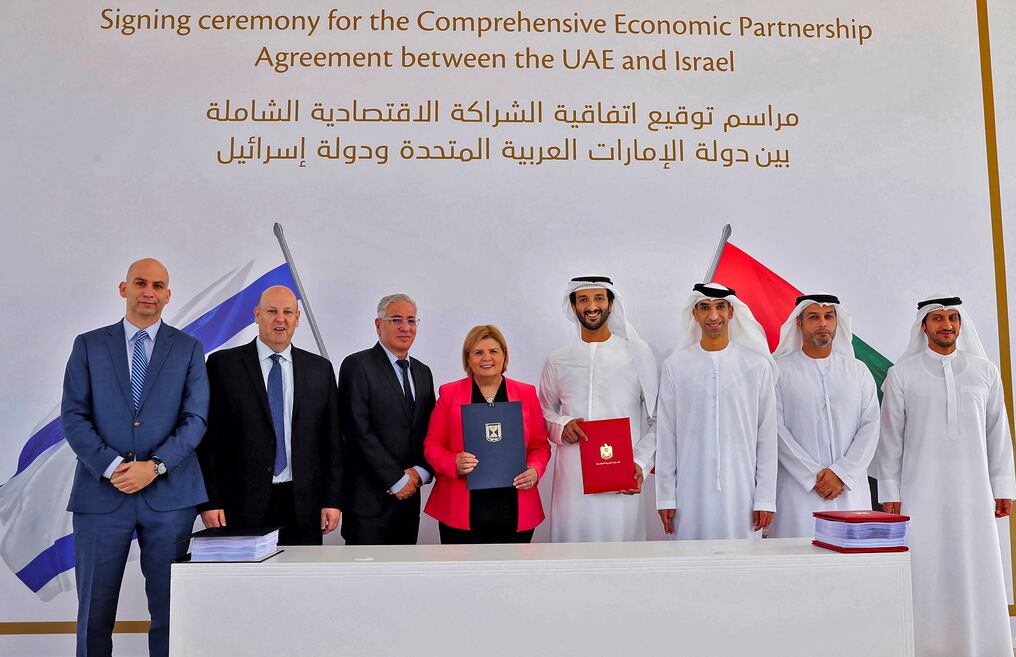 El ministro de Economía de los Emiratos Árabes Unidos, Abdulla bin Touq al-Marri, y la ministra de Economía de Israel, Orna Barbivai