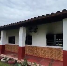 El incendio provocado por inadaptados destruyó por completo el aula dejando sin elementos de estudios a unos 30 niños. Foto: Captura de pantalla
