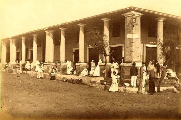 Uno de los puntos de encuentro de los asuncenos eran las calles Independencia Nacional y De las Palmas, donde estuvo ubicado el Mercado Central o Mercado Guasu en los años 80 del Siglo XIX. – Publicado por José David, grupo del Facebook: Fotos Antiguas e Historia del Paraguay. 