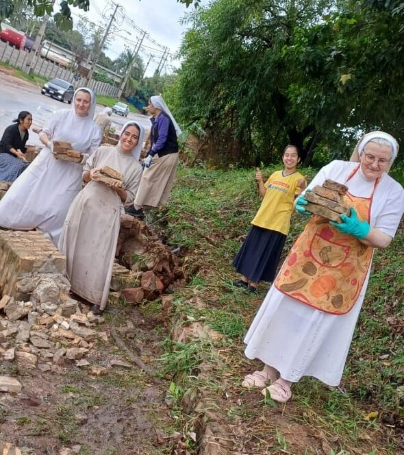 Las hermanas recolectaron ladrillos que aún podían servir para la reconstrucción. Foto: Gentileza