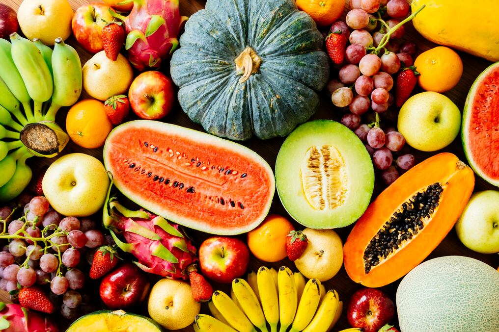 Se recomienda consumir frutas y verduras que ayudan a hidratar en esta ola de calor. Foto: Freepik