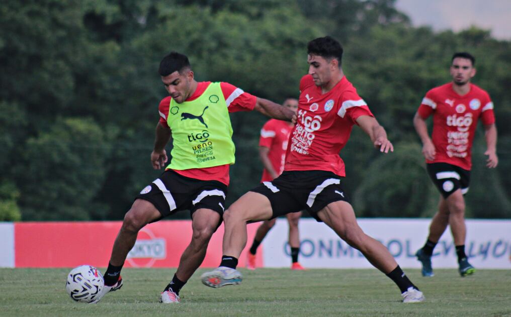 Marcos Gómez y Kevin Parzajuk, dos de los integrantes de la selección preolímpica que dirige Carlos Jara Saguier (foto: APF)