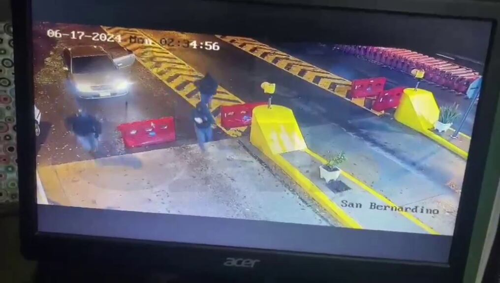 Las cámaras de seguridad registraron la huida de los delincuentes que llegaron por la madrugada de este lunes a la caseta. Foto: Captura de video