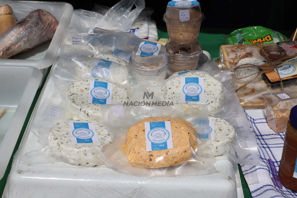 Los quesos de leche de cabra tradicional están a G. 150.000 el kilo, con especias a G. 200.000 pero se puede adquirir desde 150 gramos, Foto: Néstor Soto
