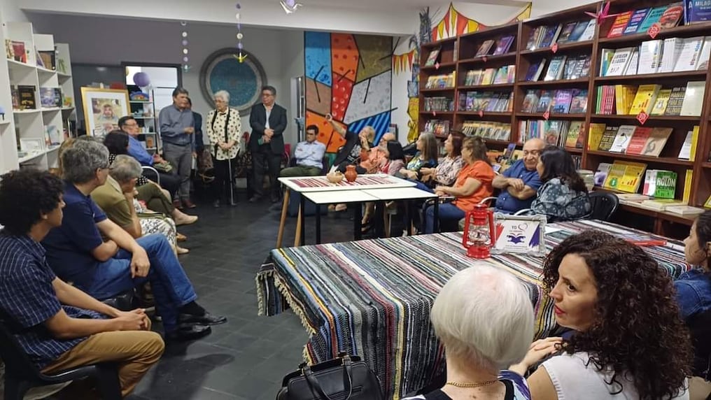 La poeta Susy Delgado recibió un homenaje de sus colegas en la velada conmemorativa. Foto: Gentileza