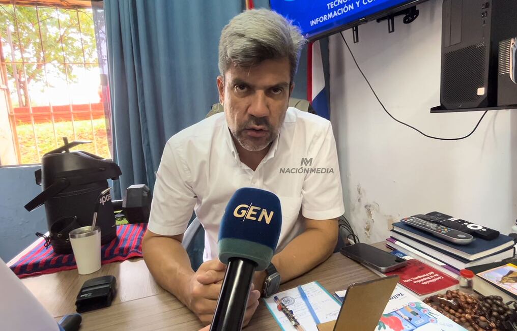 El doctor Federico Schrodel, director del Hospital Regional de Ciudad del Este, informó sobre el estado de la niña Milagros De Jesús, internada en cuidados intensivos del sanatorio Le Blanc, por convenio con Salud Pública. Foto: Gustavo Galeano