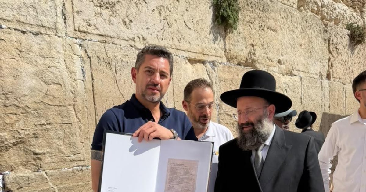 Alliana reza en el Santo Sepulcro durante su visita a Israel