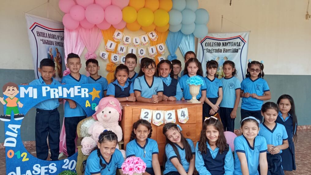Sonrientes los niños en el primer día de clases el pasado 23 de marzo en la Escuela Sagrada Familia de Ciudad del Este. En Alto Paraná son 205 mil los alumnos en el presente año, pero recién en abril se tendría la cifra definitiva. FOTO: Gentileza