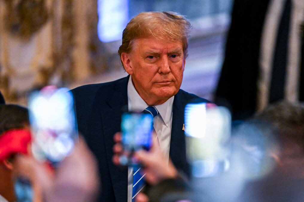 A Donald Trump se lo acusa de haber guardado archivos clasificados -entre ellos registros del Pentágono y la Agencia de Seguridad Nacional- sin seguridad especial en su casa de Mar-a-Lago, y obstaculizado los esfuerzos oficiales para recuperarlos. Foto: AFP/Archivo