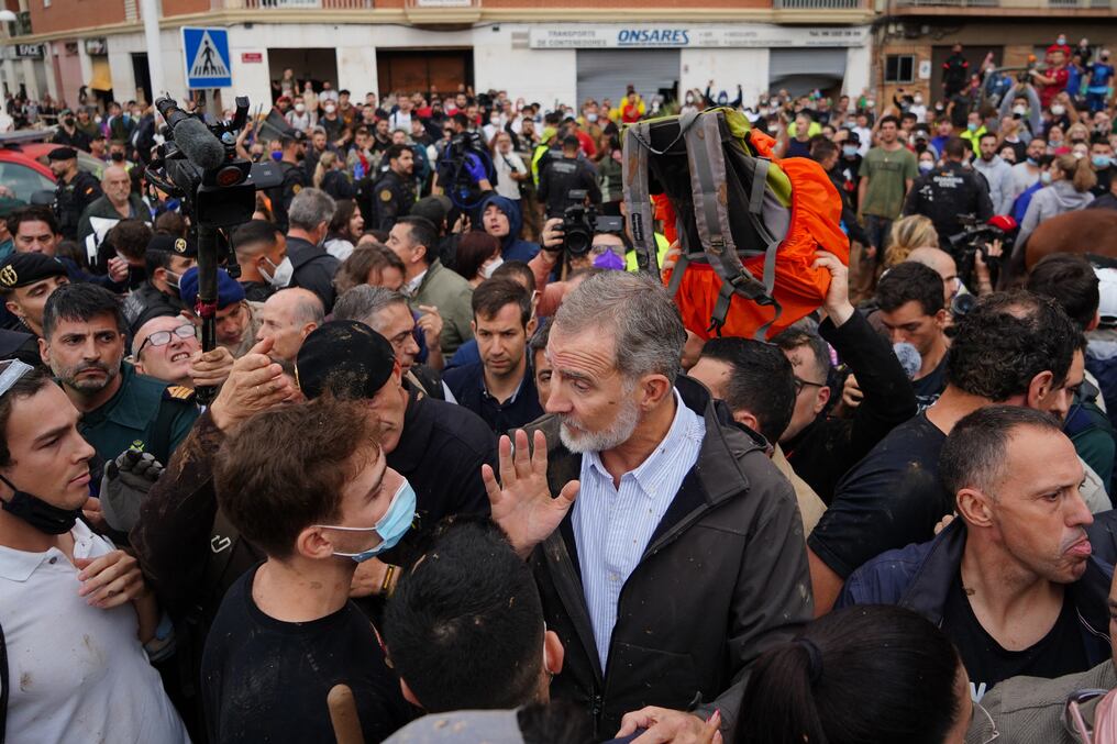 El rey Felipe VI de España (centro) tuvo una accidentada visita a Paiporta, el pasado 3 de noviembre. Foto: AFP