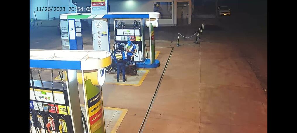 Un solitario delincuente asaltó a un playero, siendo uno de los tres atracos a expendedoras de combustibles ocurridos entre ayer y hoy en Ciudad del Este y Pdte. Franco. Fue robado un total de G. 8.900.000. Foto: Gentileza