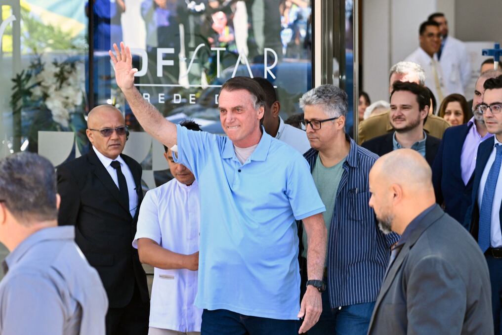 El expresidente brasileño Jair Bolsonaro saluda a sus simpatizantes al salir de la clínica DF Star en Brasilia. Foto: Evaristo Sa/AFP
