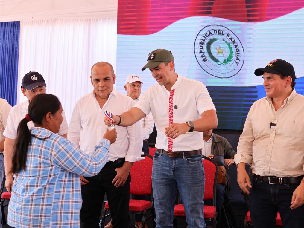 El gobierno de Santiago Peña entregó hoy 356 viviendas a familias chaqueñas y siete comunidades indígenas de varias localidades del departamento de Pte. Hayes. Foto: Gentileza