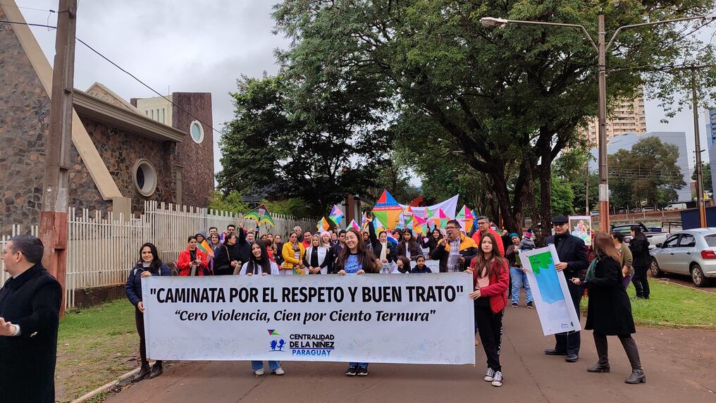 Con la pandorga como símbolo de "Cero violencia, cien por ciento ternura", el recorrido llegó hasta la zona primaria. Foto: Gentileza
