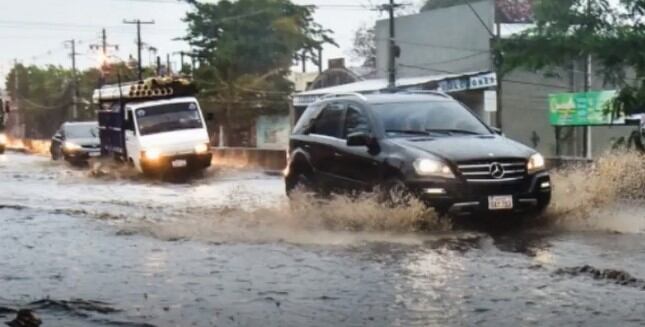 Las principales avenidas de acceso a la ciudad de Asunción están inundadas y se torna lento el tránsito vehicular. Foto: Captura de pantalla