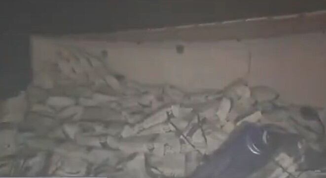 La carga de harina quedó esparcida en el asfalto, tras el vuelco del bitren. Foto: captura de imagen