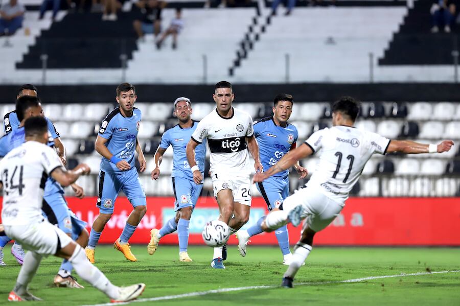 El gol que no fue. Tito Torres define y será gol, pero el VAR intervino y el tanto fue anulado por posición adelantada. Fue otro gris empate de Olimpia.FOTO:JORGE JARA