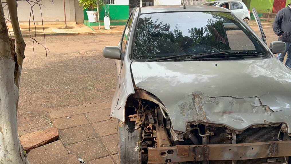El automóvil que colisionó contra una moto y causó la muerte de una niña que viajaba como acompañante en el móvil de dos ruedas. El conductor fue imputado. Foto: Gentileza