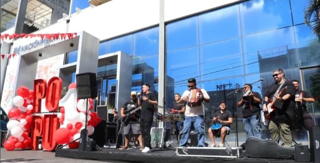 Música en vivo para celebrar el primer año de Popu Tv. Foto: Nestor Soto
