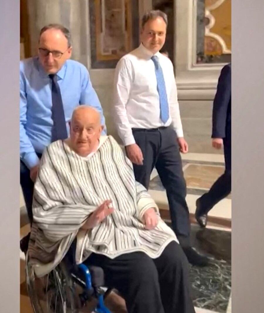 La Nación / El papa aparece en público