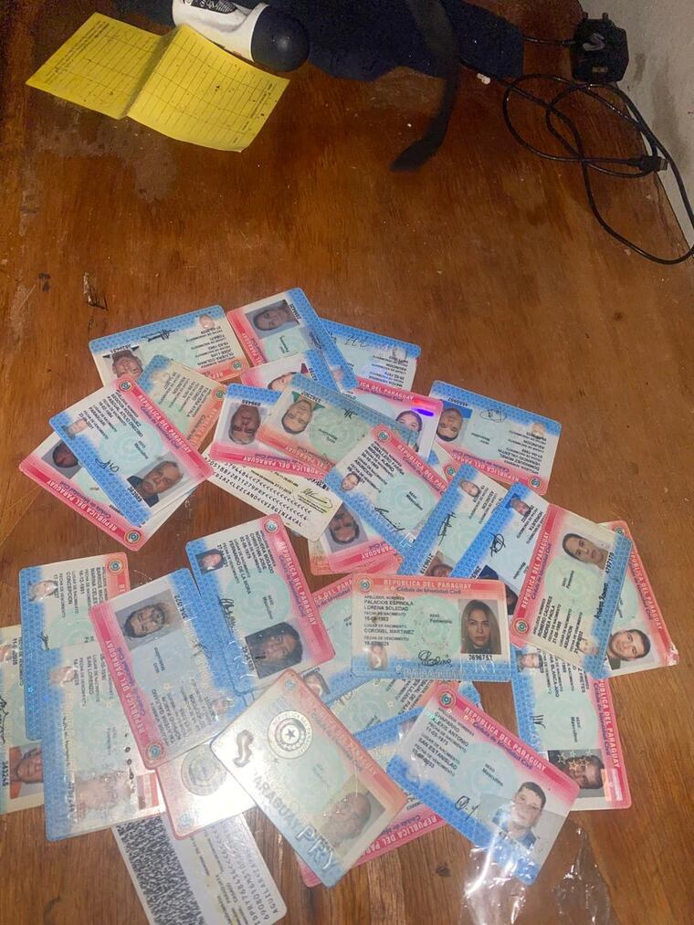 Los documentos de identidad hallados.