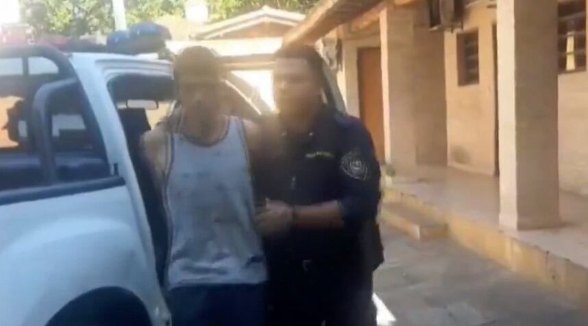 Los propios vecinos lograron maniatar y poner a disposición de los organismos de seguridad al sujeto identificado como Víctor Hugo Bogado que ya registra tres antecedentes penales, según los registros de la Policía Nacional. Foto: Captura de pantalla