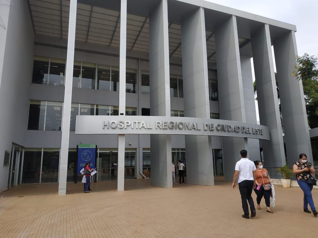 La adolescente de 14 años con heridas de bala en una casa de Minga Guazú fue derivada al Hospital Regional IPS de Ciudad del Este y luego al IPS de Asunción. Los disparos la alcanzaron en un intento feminicidio contra su hermana. Foto: Dolly Galeano.