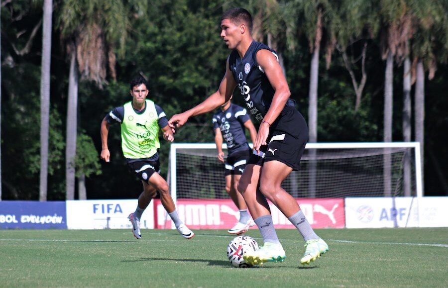 Ronaldo Dejesús es uno de los defensores centrales de la Albirroja Sub-23.FOTO: APF
